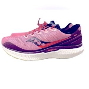 TRIUMPH 18
JACKALOPE
ROUGE
Size‎ 9.5